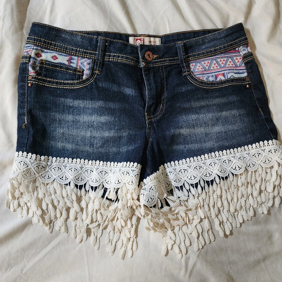 l.e.i. Pants - l.e.i. Ashley Lowrise Denim Shorts Junior 5 Blue Excellent Crochet Fringe Boho